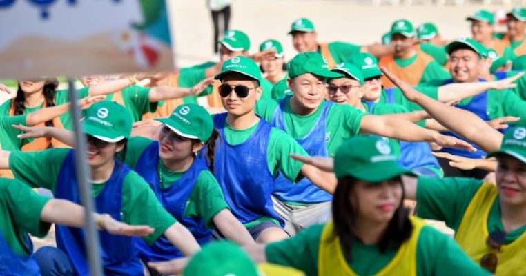 Các thành viên trong công ty tham gia trò chơi