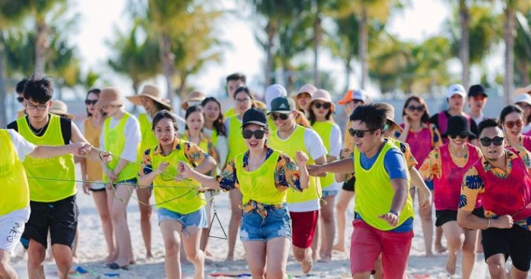 Du lịch team building là hình thức kết hợp giữa du lịch nghỉ dưỡng và các hoạt động gắn kết đội nhóm