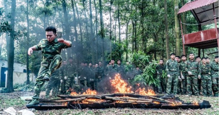 Team building quân đội lửa trại