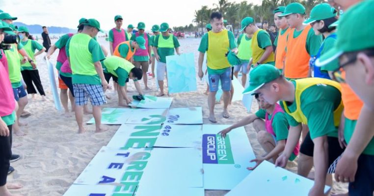 Trò chơi team building ngoài trời là các hoạt động tập thể được tổ chức trong không gian mở