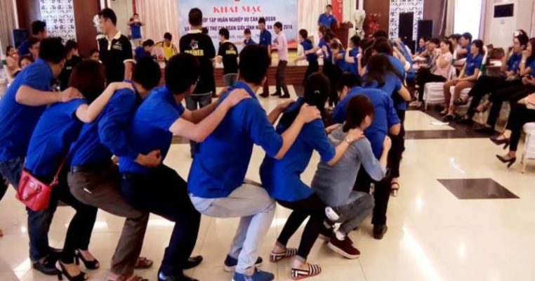 Trò chơi đòi hỏi sự tập trung và phối hợp nhịp nhàng giữa hai người.