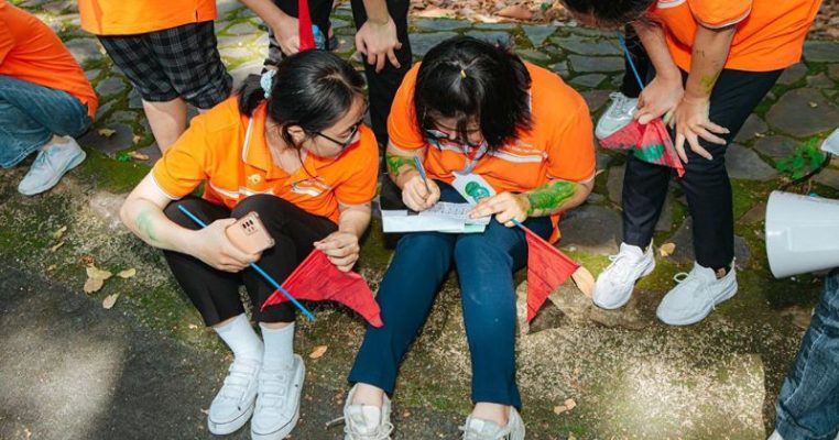 Chơi trò chơi team building hấp dẫn