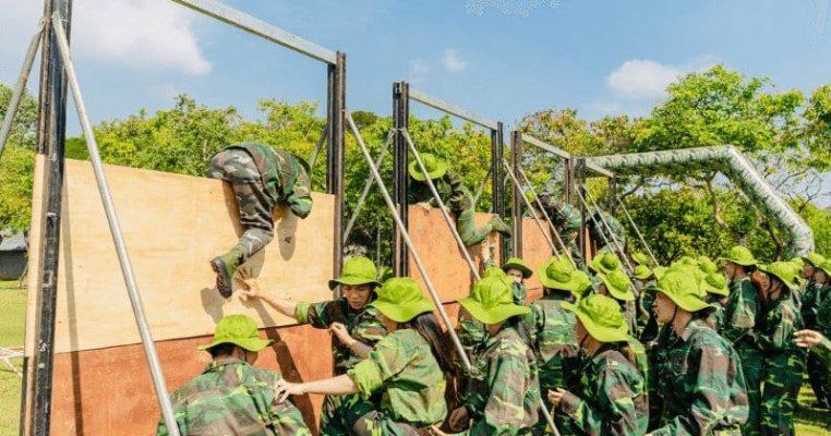tổ chức team building theo phong cách quân đội