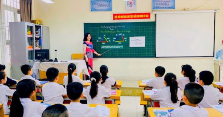 Học sinh tham gia trò chơi