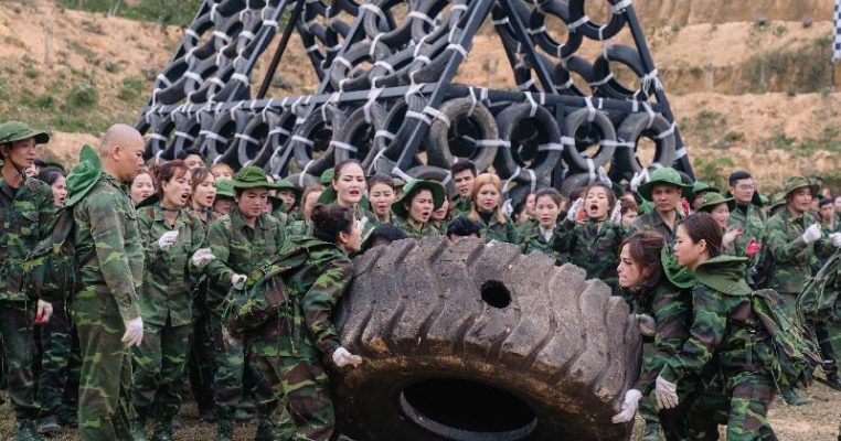 Team building quân đội nhiều người tham gia 