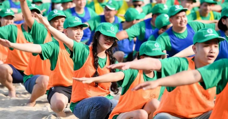 Team building đông người tham gia