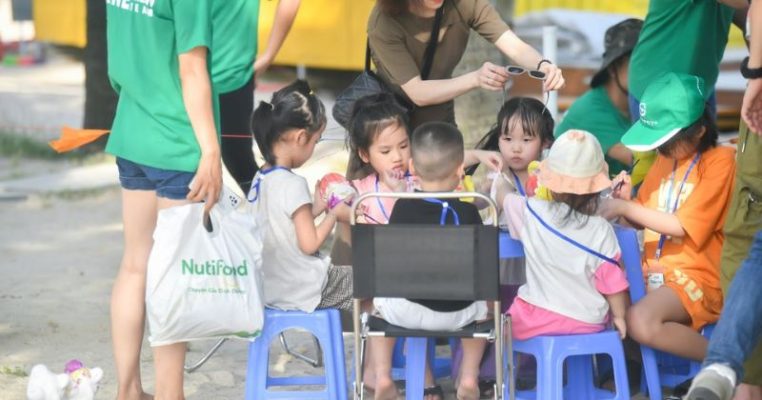 Tham gia trò chơi team building 