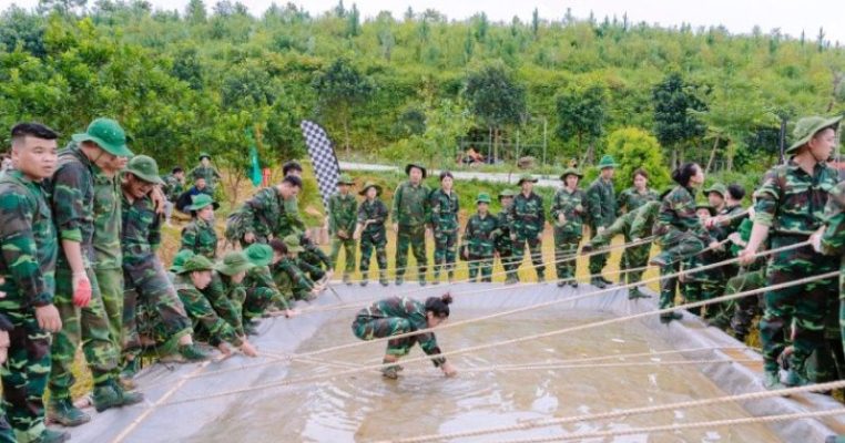 Tham gia trò chơi team building quân đội