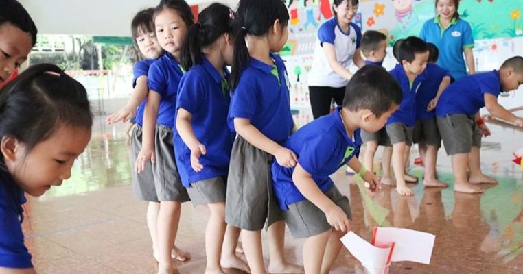 Tổ chức team building trong lớp học