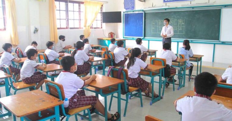 Trò chơi team building trong nhà này tưởng đơn giản nhưng đòi hỏi sự phối hợp và tập trung cao.